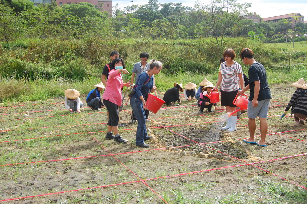 Talk and edible landscape design and Nanhua University DSC_7472