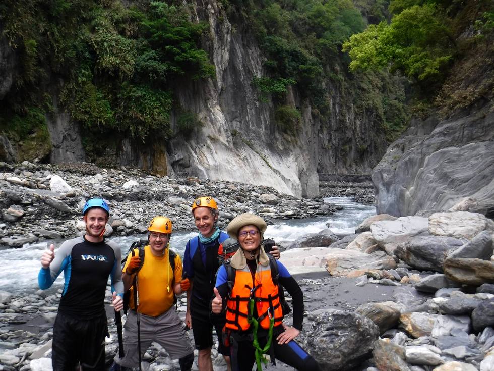 Heping river 和平溪 to Mohen hot springs 莫很溫泉 56447498_10156172091888017_3210431295767183360_o